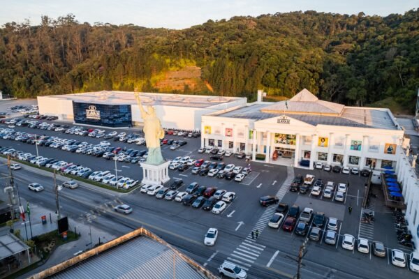 Havan transmitirá Santo Rosário do Frei Gilson no estacionamento da loja de Brusque, neste sábado