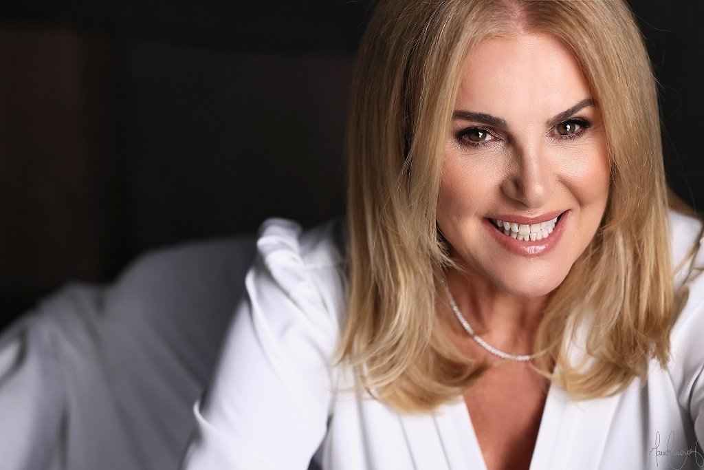 Empresaria e escritora brasileira Bettina Muradas lanca livro em Nova York