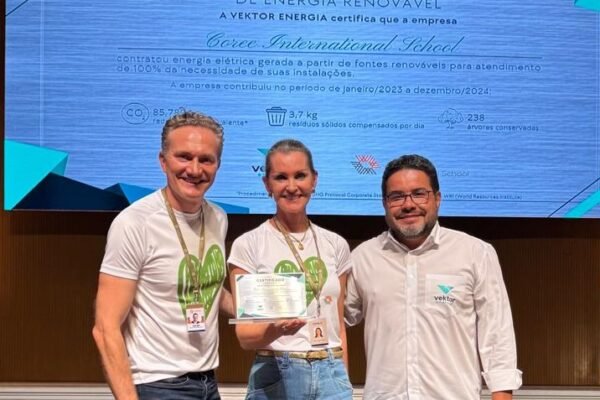 Sandro Bittencourt de Souza a direita entrega o Certificado de Energia Renovavel ao gestor e a diretora do Instituto COREE em Joinville Omar Ghanem e Liliane Constantini