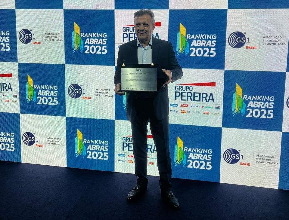 Joao Pereira Vice Presidente Comercial e de Marketing do Grupo Pereira recebendo a placa do Ranking ABRAS 2025 e1744829636579