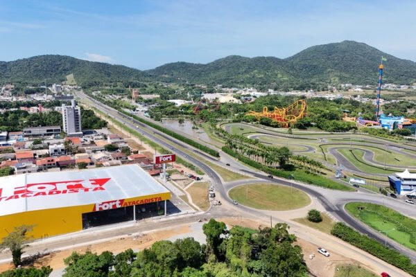 Fort Atacadista em Penha fica em frente ao Parque Beto Carrero World - Foto: Marcelo Pertile