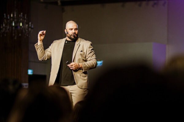 Palestra do CEO da Bella Hub, Dartagnan Sant Anna, durante o Bella Fashion Tour Brasil em Cuiabá