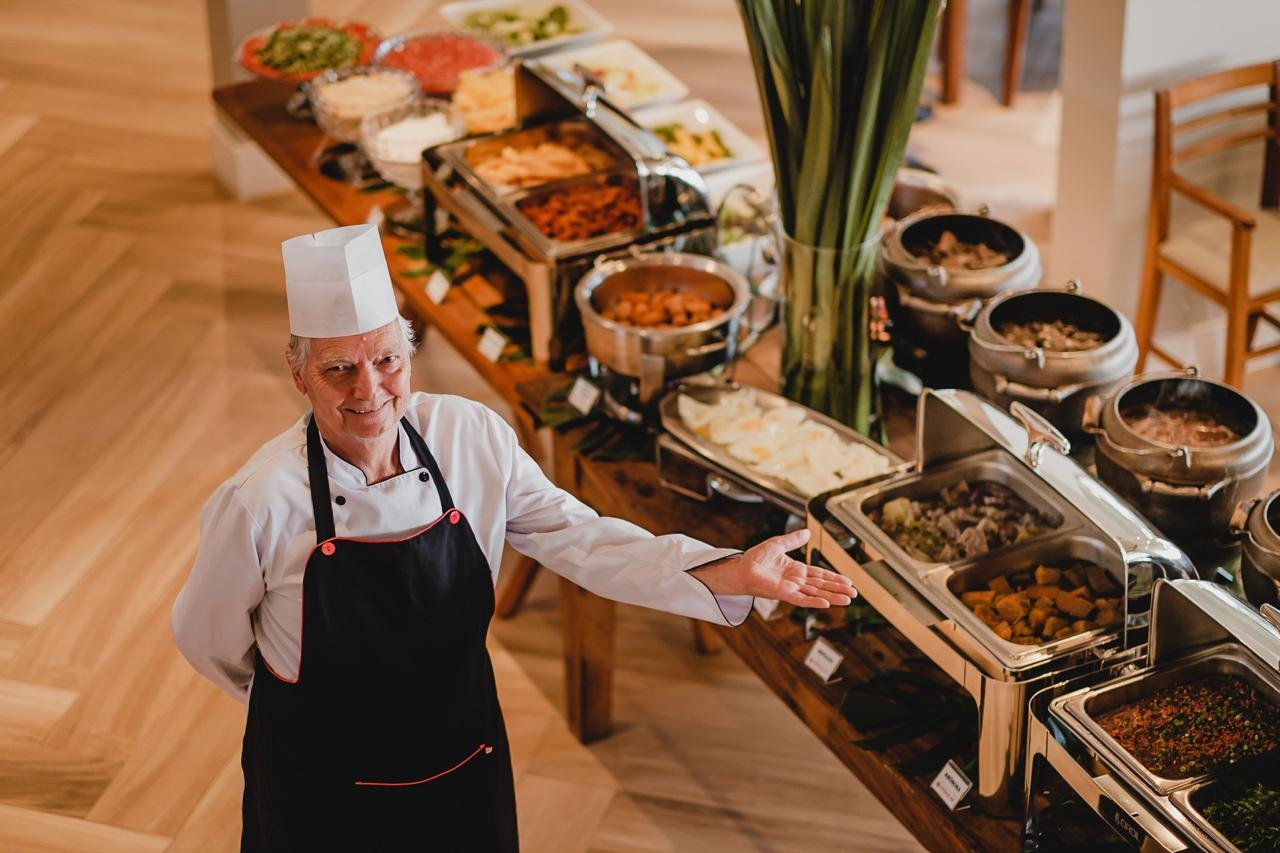 Chef Ivo Schreiber com a feijoada tradicao aos sabados de inverno na Lindacap Foto Divulgacao
