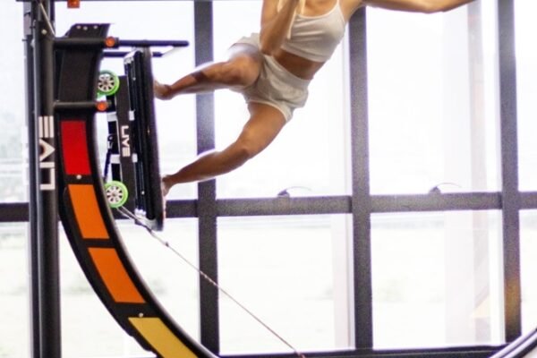 Atleta Maya Carpinelli treinando com Mormaii Fitness