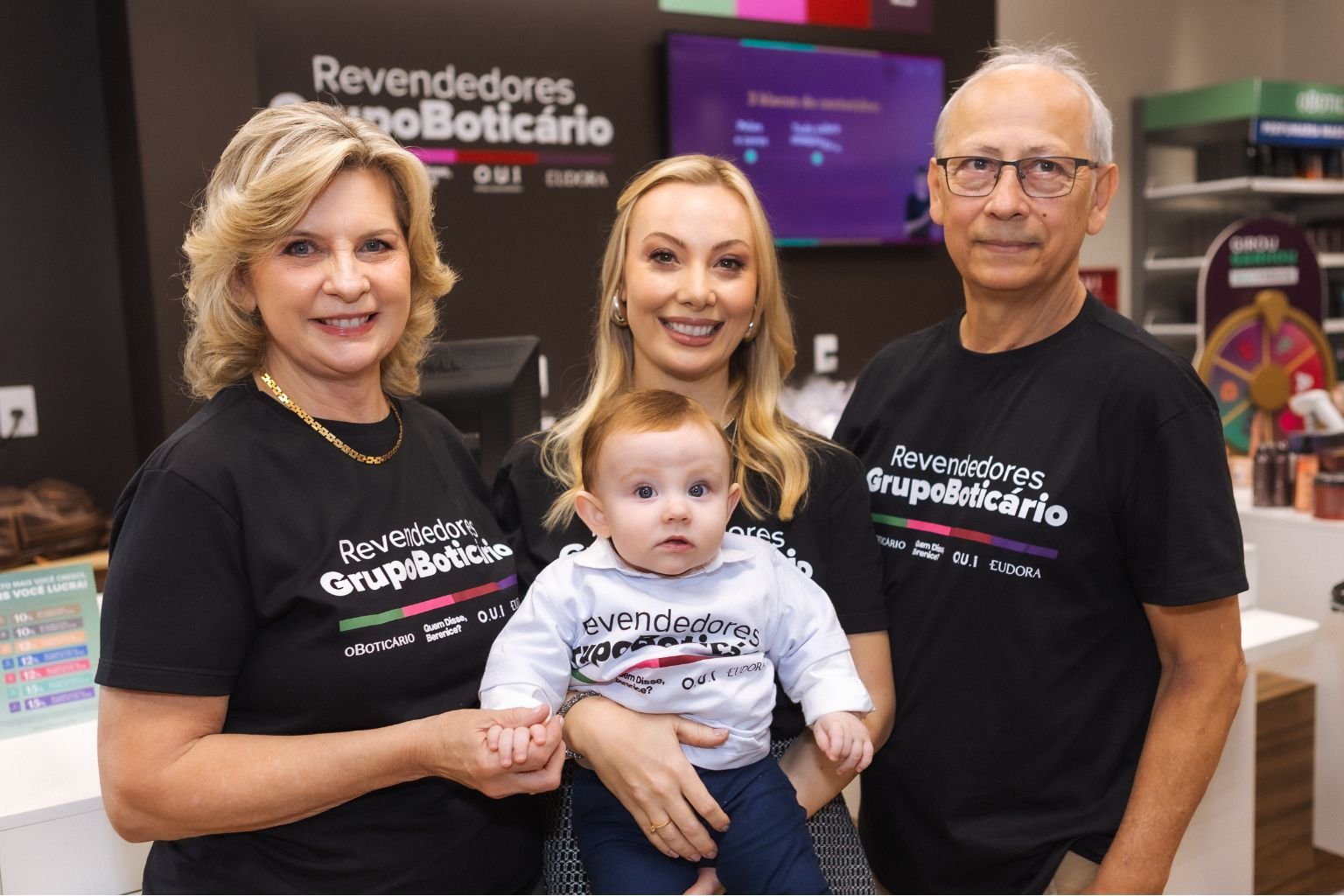 Eliane Knop Izabele Cristine de Souza Milton de Souza e o cacula da casa Romeo na inauguracao do novo empreendimento do Grupo O Boticario em Brusque Foto Guilherme Zucco Growth Global