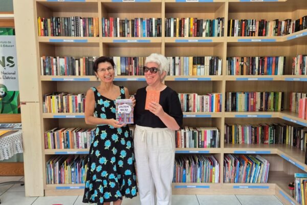 Ana Lavratti e Marcilene Ghisi na Biblioteca da ACIC. FOTO DIVULGACAO