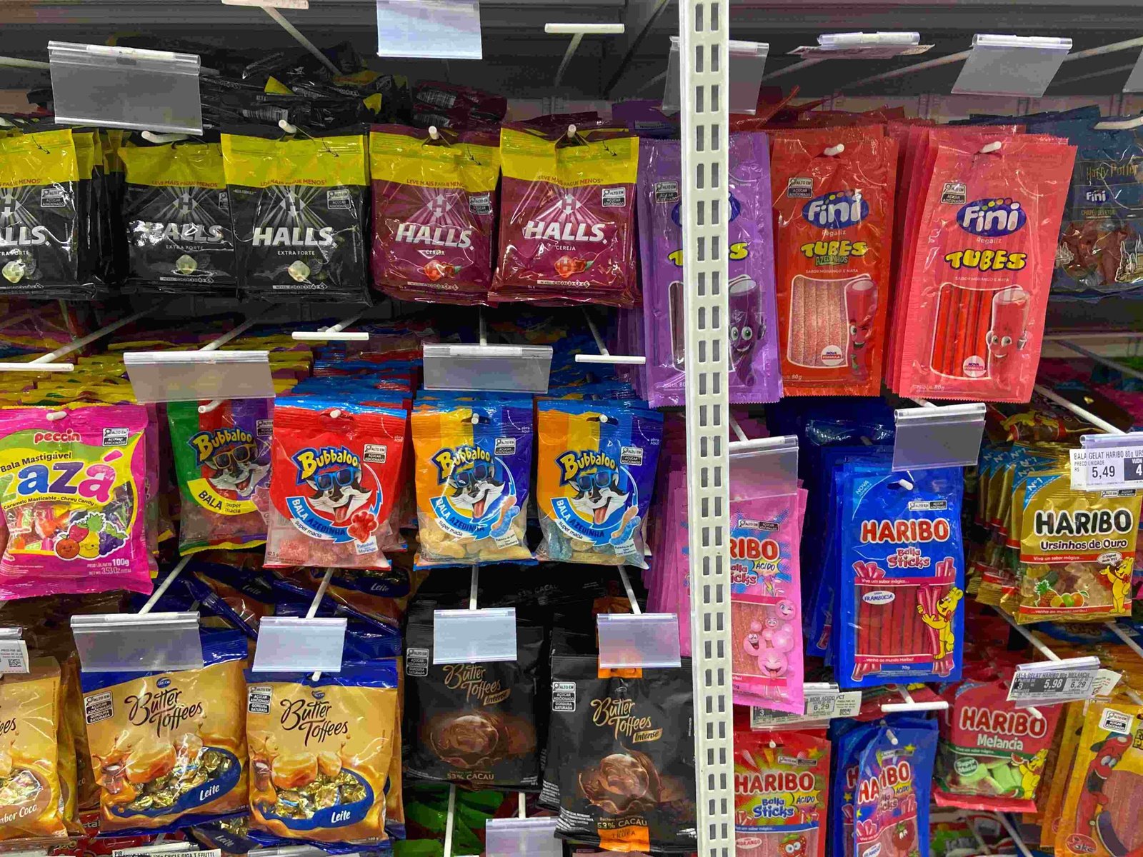 Balas chicletes e guloseimas de marcas queridinhas estao com precos especiais por tempo limitado nas lojas da rede Foto Divulgacao compressed scaled