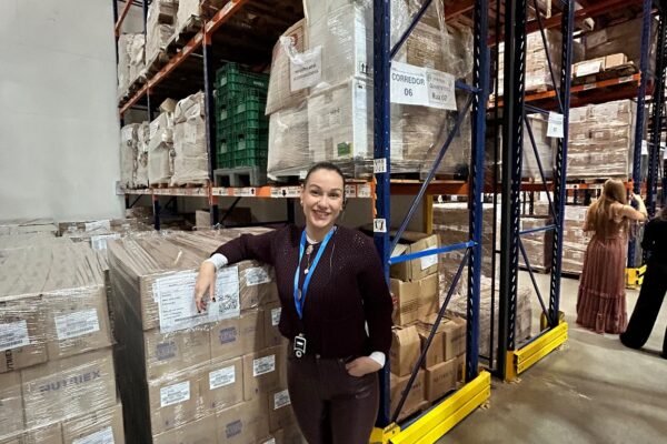 De Florianopolis a especialista em harmonizacao facial Luisa Caser foi a Goiania conhecer de perto da fabrica da Rennova