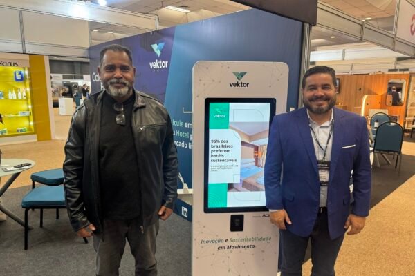 Sandro Bittencourt de Souza a direita da Vektor Energia com Francisco Lima da Automa na mais recente edicao da Encatho Exprotel Foto Davi Paes e Lima