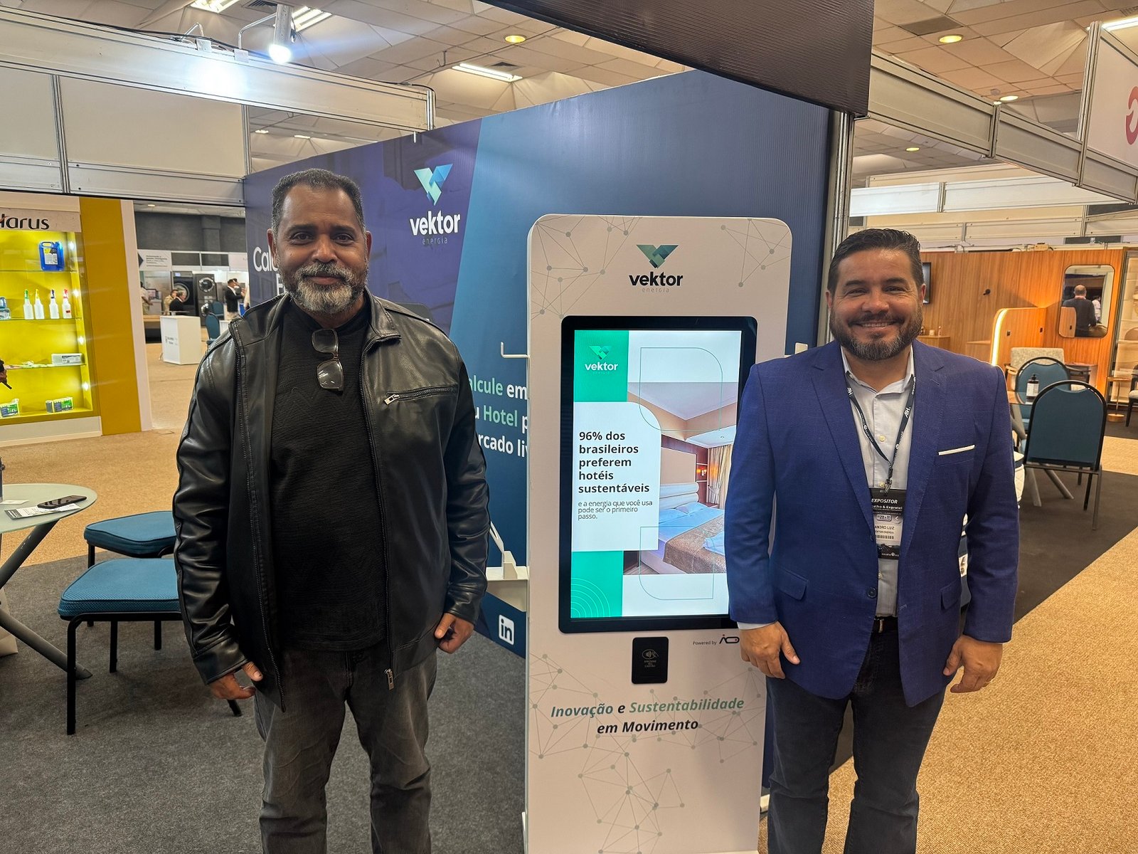 Sandro Bittencourt de Souza a direita da Vektor Energia com Francisco Lima da Automa na mais recente edicao da Encatho Exprotel Foto Davi Paes e Lima