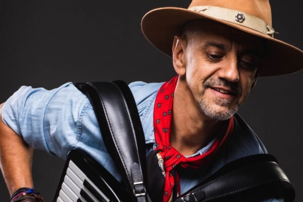 Cantor Carlos Magrao e uma das atracoes do evento comemorativo a Semana Farroupilha neste sabado 20 de setembro na loja Fort Atacadista em Chapeco e1758246102762