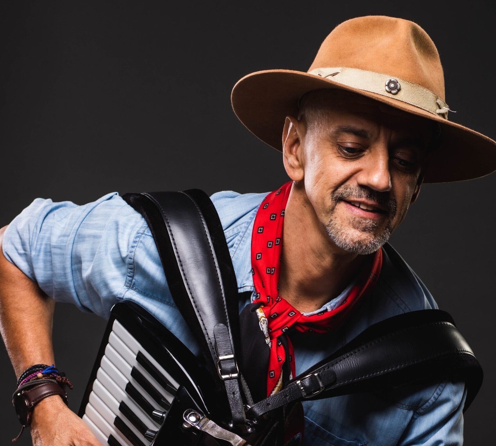 Cantor Carlos Magrao e uma das atracoes do evento comemorativo a Semana Farroupilha neste sabado 20 de setembro na loja Fort Atacadista em Chapeco e1758246102762