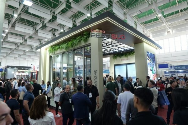 Foram mais de 150 expositores entre marcas nacionais e internacionais no SAIE VETRO 2025