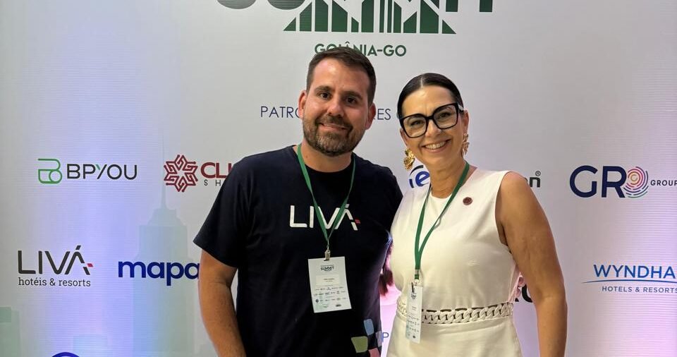 Joao Cazeiro Diretor Comercial da empresa Atrio Liva e Flavia Boss Gerente de relacionamento da mente responsavel pela gestao do Brava Mundo receberam o trofeu Bronze e1757527378569