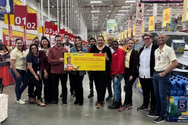 Jussara Pereira centro gerente da loja Fort Kobrasol em Sao Jose entrega o cheque do Troco Solidario para Creche e Orfanato Vinde a Mim as Criancinhas