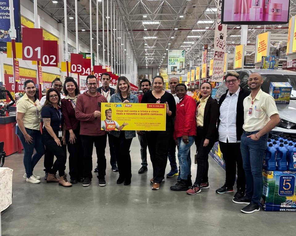 Jussara Pereira centro gerente da loja Fort Kobrasol em Sao Jose entrega o cheque do Troco Solidario para Creche e Orfanato Vinde a Mim as Criancinhas