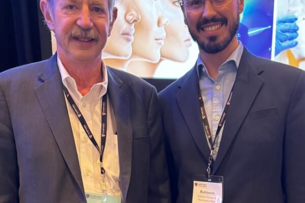 O medico catarinense Robinson Kaczmarck a direita com o Dr Richard Rox Anderson em curso em Harvard Boston EUA