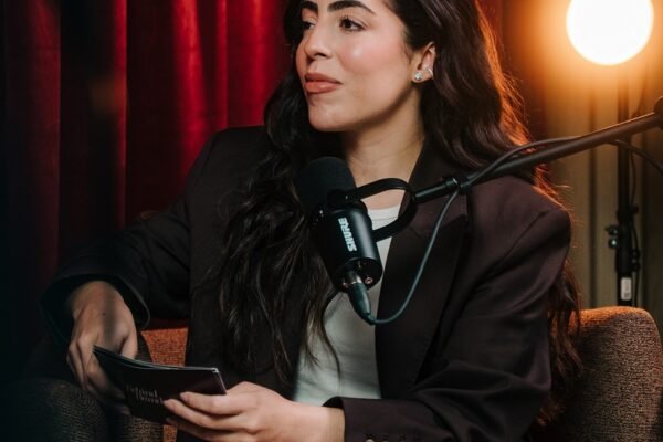 Sabrina Isabela estreia o Behind Brands Podcast