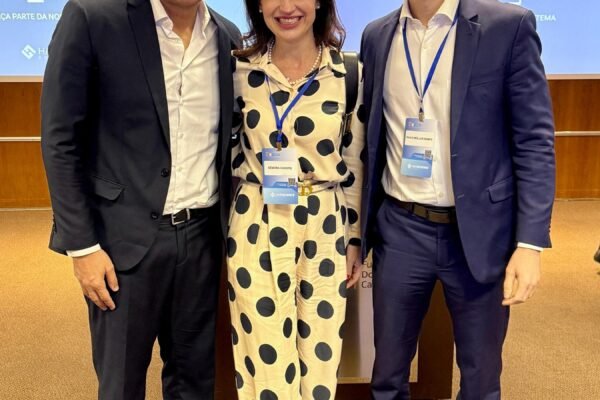 Debora Cadore entre os medicos Otavio Boaventura e Paulo Muller foto Divulgacao 1