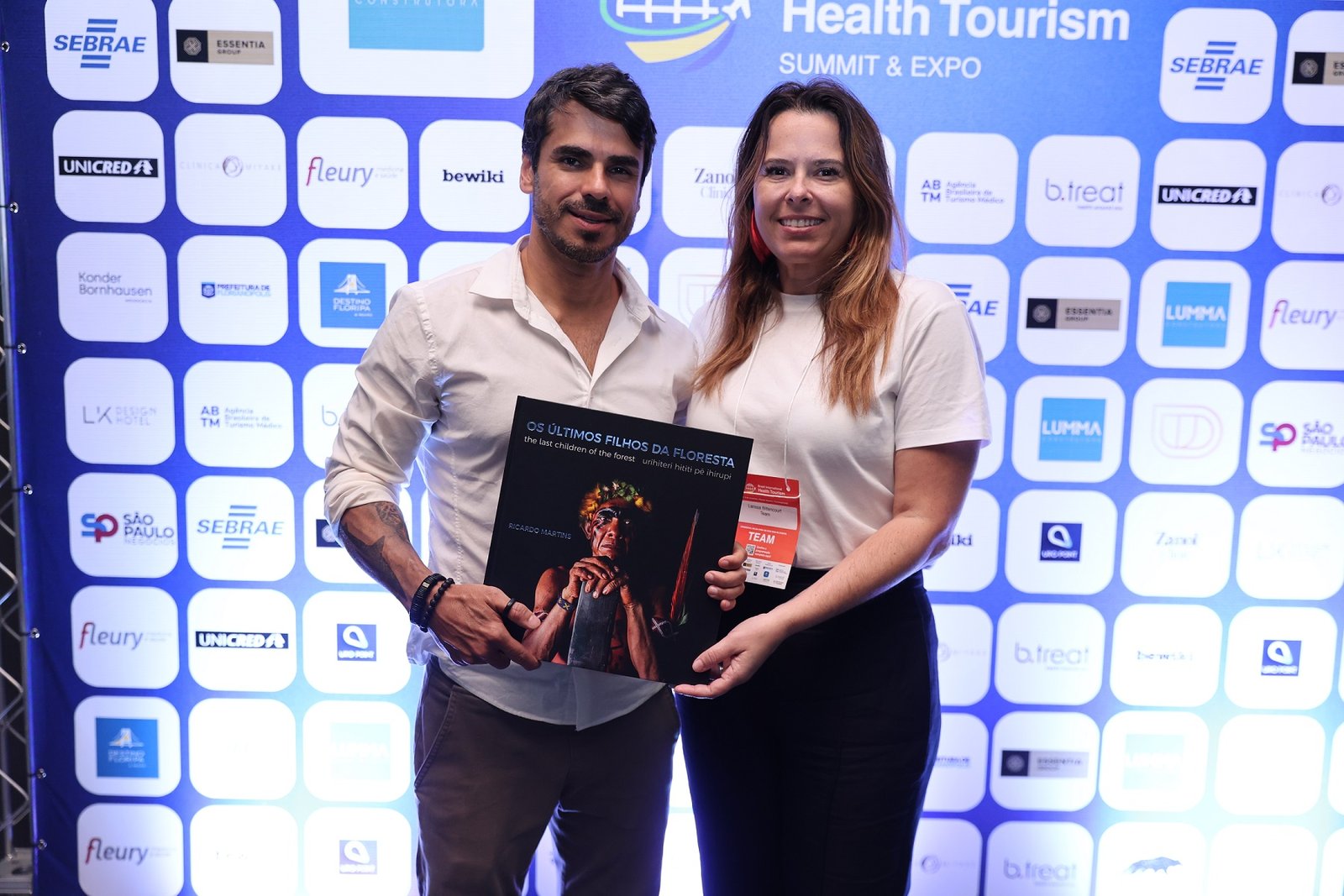 O fotografo Ricardo Martins que integrou a programacao de palestrantes e a organizadora do HTBR Summit Expo Larissa Bittencourt