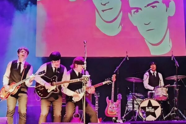 A Star Beatles em cena fidelidade sonora, instrumentos de época e um repertório que recria a energia dos Beatles em sua fase mais emblemática. (1)