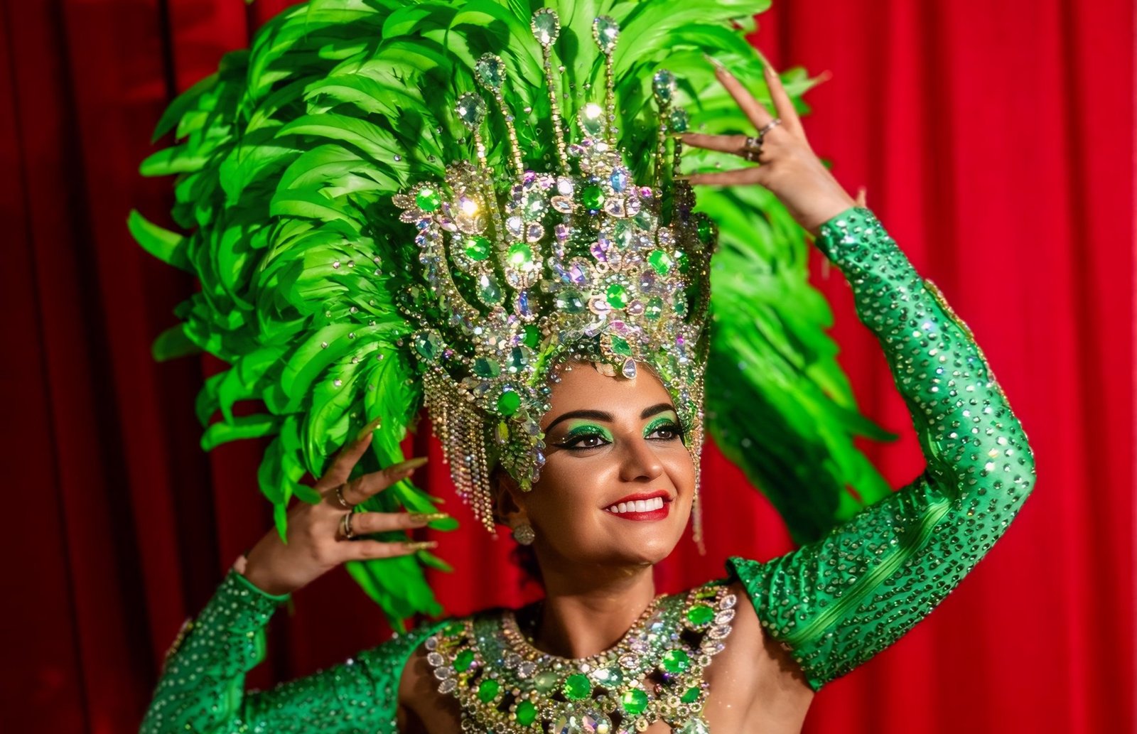 De verde, a rainha de bateria da Os Protegidos da Princesa une luxo, consciência e simbolismo em desfile marcado por resistência e superação