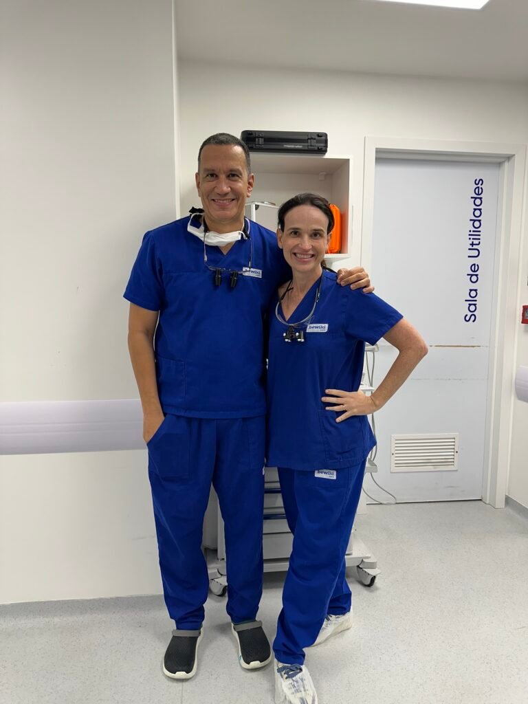 Os médicos Dr Otávio Boaventura (cirurgião plástico) e Dra Débora Cadore (dermatologista)