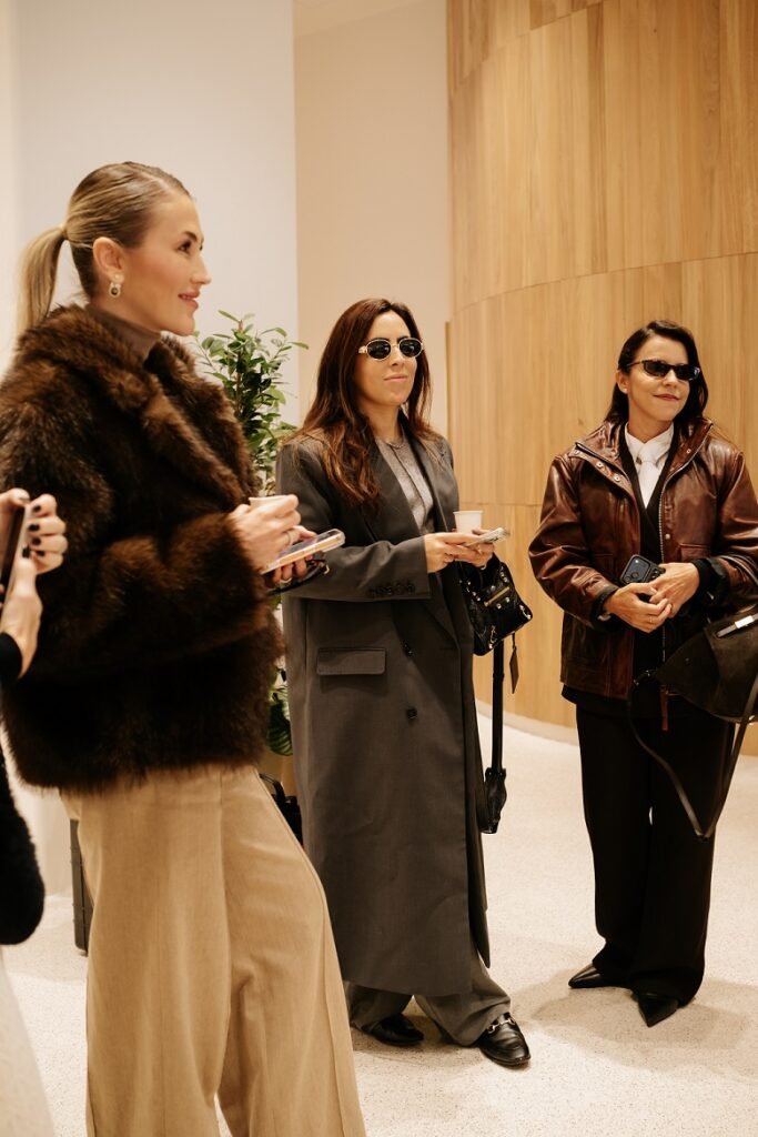 Sabrina Isabela da Rosa (centro) entre profissionais brasileiros que compareceram ao congresso em Paris