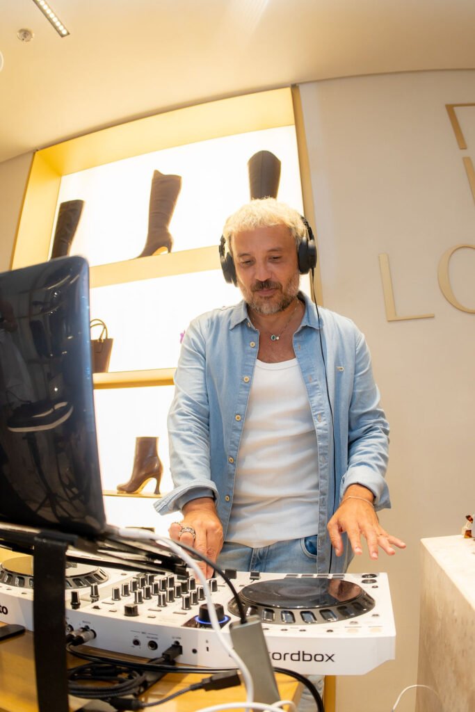 A descontracao de Alex Ferrer brincando de DJ