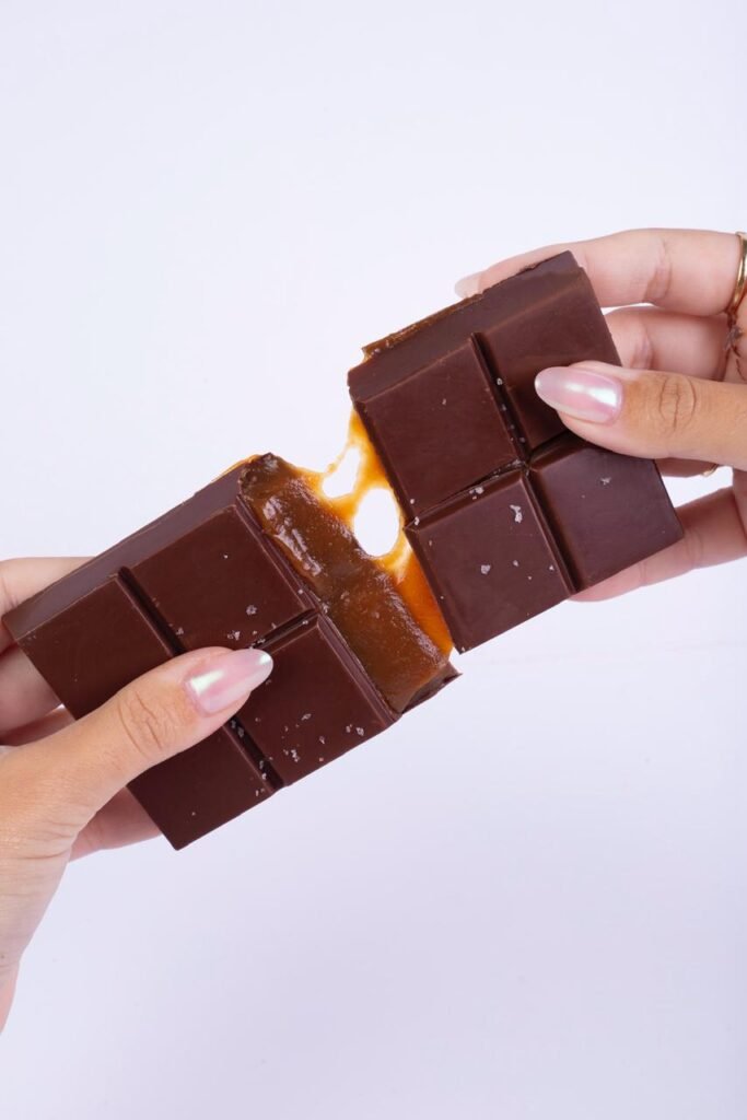 Barra de chocolate recheada com caramelo e flor de sal