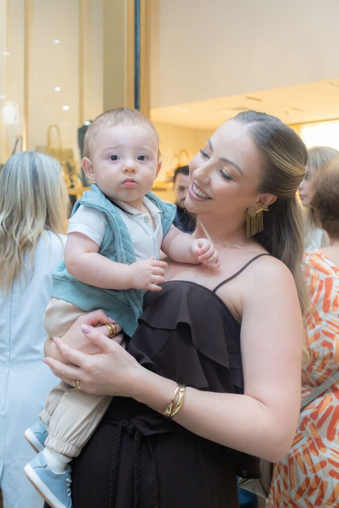O pequeno Nathan Weber Purper prestigiando a primeira loja da mamae no Estado
