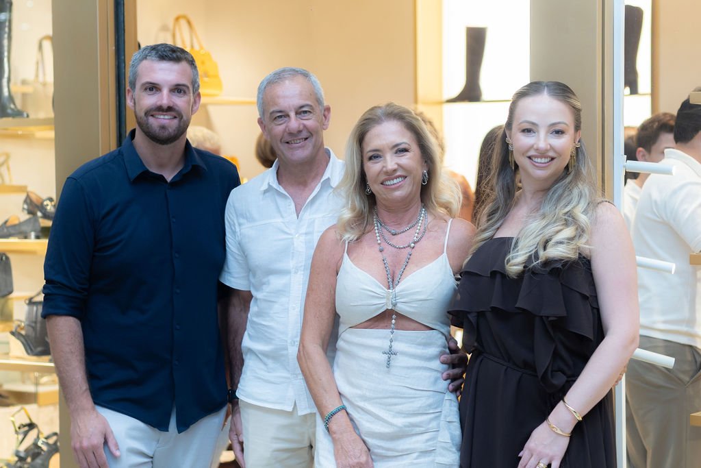 Patrick Mazurek Purper esposo e socio de Louise Weber acompanhados por Paulo Henrique Baena e Lilian Regina Mazurek pais de Patrick