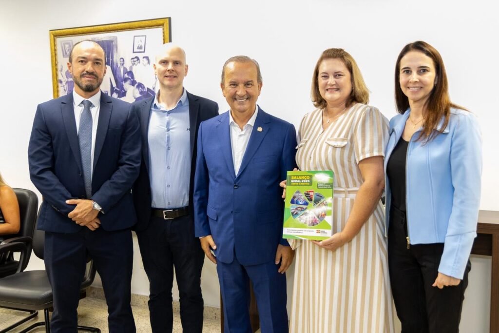 Entrega do Balanço Geral de SC 2025 ao Tribunal de Contas, com a presença do presidente, conselheiro Herneus João De Nadal, Governador e dos Auditores de Finanças