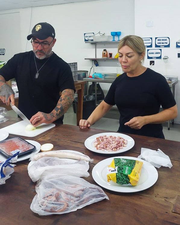 Hérika Skaff: A liderança humanizada que estanca o desperdício invisível 2 Henrique Fogaça e Hérika Skaff nos bastidores do Fábrica de Chefs em Vitoria- ES