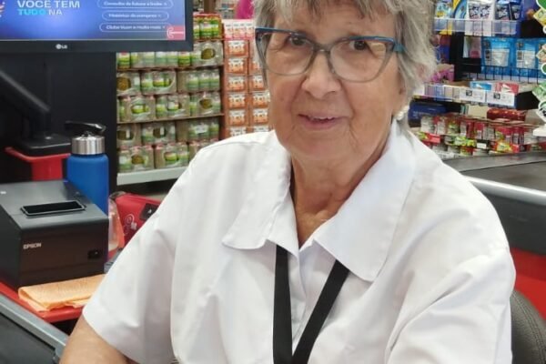 Marisa de Fatima Schon, 69 anos, é operadora de caixa no Fort Atacadista em Joinville