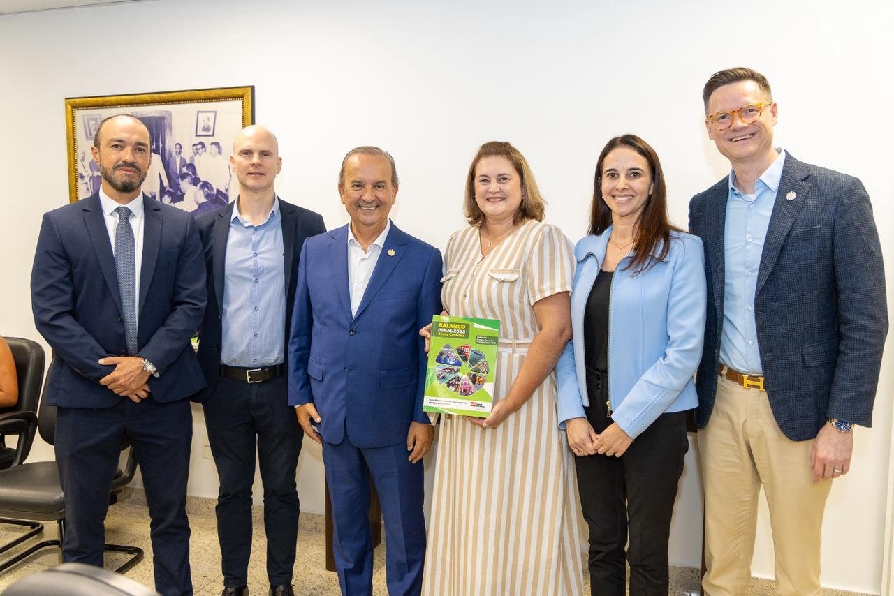 Registro do ato de entrega do Balanço Geral de Santa Catarina 2025 ao TCESC, reunindo representantes institucionais e Auditores Estaduais de Finanças Públicas,