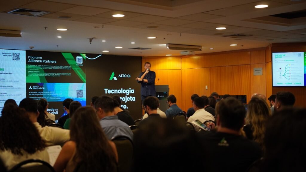 QiConnect Florianópolis promove debates sobre tecnologia e transformação digital na construção civil 3 CEO da AltoQi, Felipe Althoff, a proposta do evento é fortalecer a transformação digital da construção em diferentes esferas