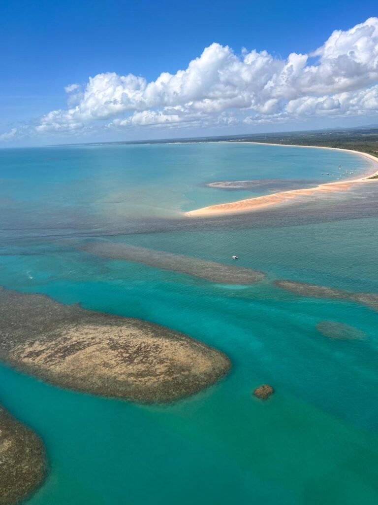 Fora do circuito tradicional nos feriados, Corumbau reúne praias intocadas e tranquilidade 3 Destino no sul da Bahia combina natureza preservada, baixa movimentação e estrutura de hospedagem integrada ao ambiente local