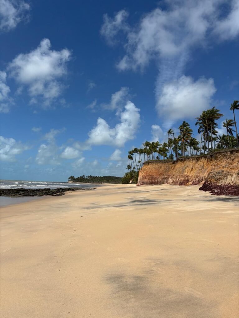 Fora do circuito tradicional nos feriados, Corumbau reúne praias intocadas e tranquilidade 4 Destino no sul da Bahia combina natureza preservada, baixa movimentação e estrutura de hospedagem integrada ao ambiente local