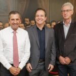 Deputado Júlio Garcia (presidente da Alesc), Sandro Medeiros Alves (presidente do Sindaf-SC) e Abel Guilherme da Cunha (Vice-Presidente do Sindaf-SC) - Foto Jeferson Baldo