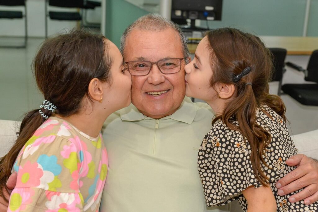 O anfitrião Cláudio Werner com as netas Livia e Alicia