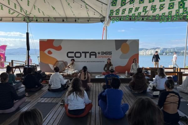 Com a exuberante paisagem da Beira Mar Continental em Florianopolis evento Cota 365 Experience reuniu participantes para uma manha de yoga saude mental e reflexoes sobre o lar