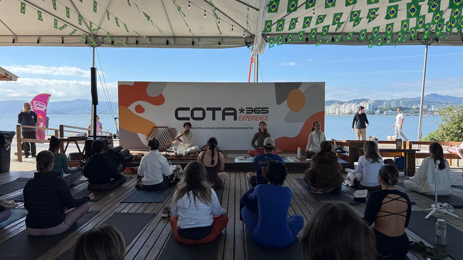Com a exuberante paisagem da Beira Mar Continental em Florianopolis evento Cota 365 Experience reuniu participantes para uma manha de yoga saude mental e reflexoes sobre o lar