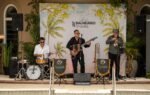 Grupo musical Americanto embalando sucessos latinos no Palco Balneario Shopping