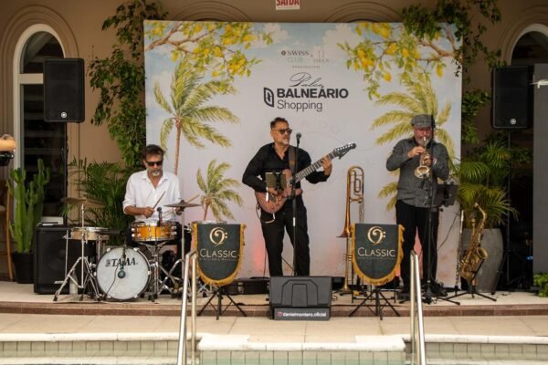 Grupo musical Americanto embalando sucessos latinos no Palco Balneario Shopping