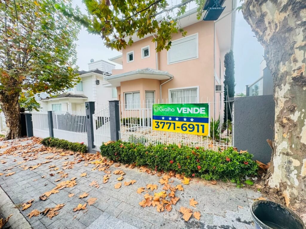Imobiliaria transforma Florianopolis com placas personalizadas em clima de Copa do Mundo