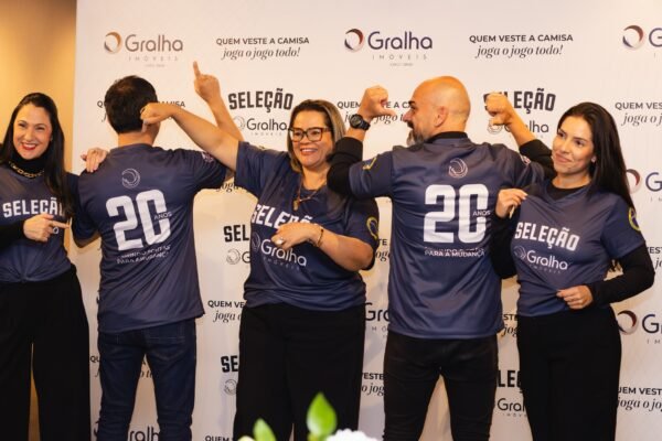 Mais de 250 profissionais receberam camisetas da Selecao Gralha