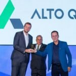 O premio foi entregue ao fundador da AltoQi Rui Goncalves e ao CEO da empresa Felipe Althoff Divulgacao 2