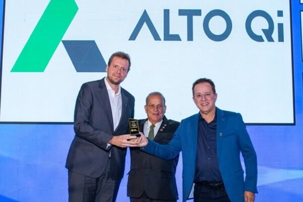 O premio foi entregue ao fundador da AltoQi Rui Goncalves e ao CEO da empresa Felipe Althoff Divulgacao 2