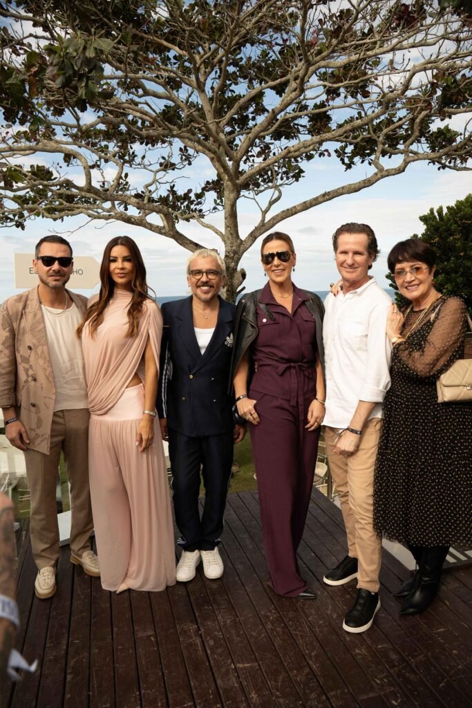 Paella do Ferrer agitou a Praia do Estaleirinho, em Balneário Camboriú 7 O procurador da republica Mario Ghanna com sua esposa Maite Rinaldi Alex Janine Antunes Rud Goncalves e Alva Gusso